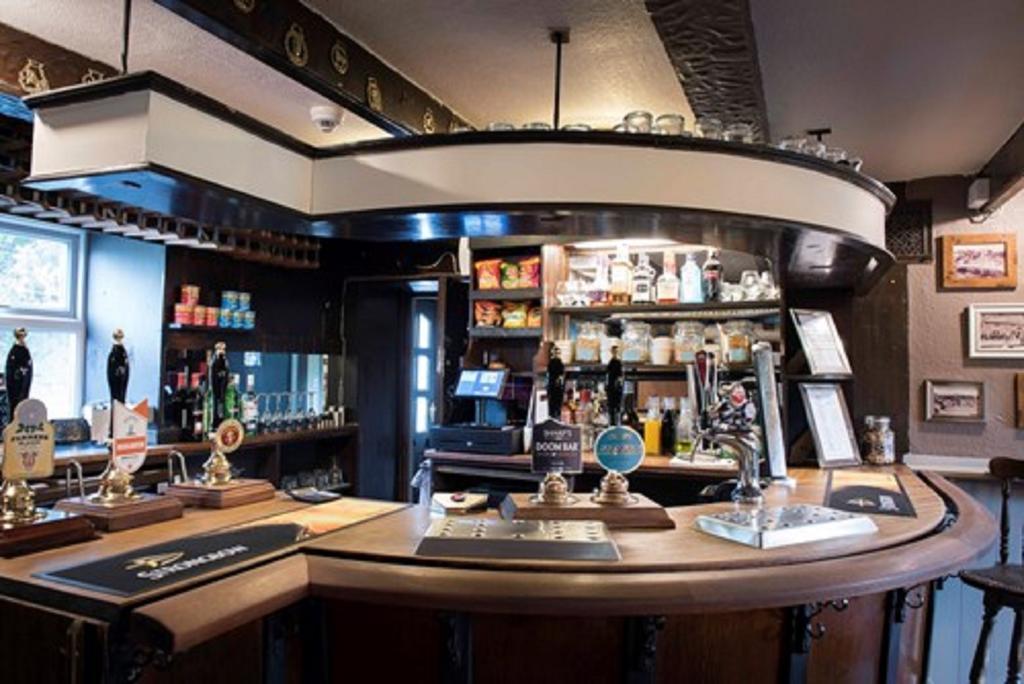 The Red Lion Inn Холмфирт Экстерьер фото