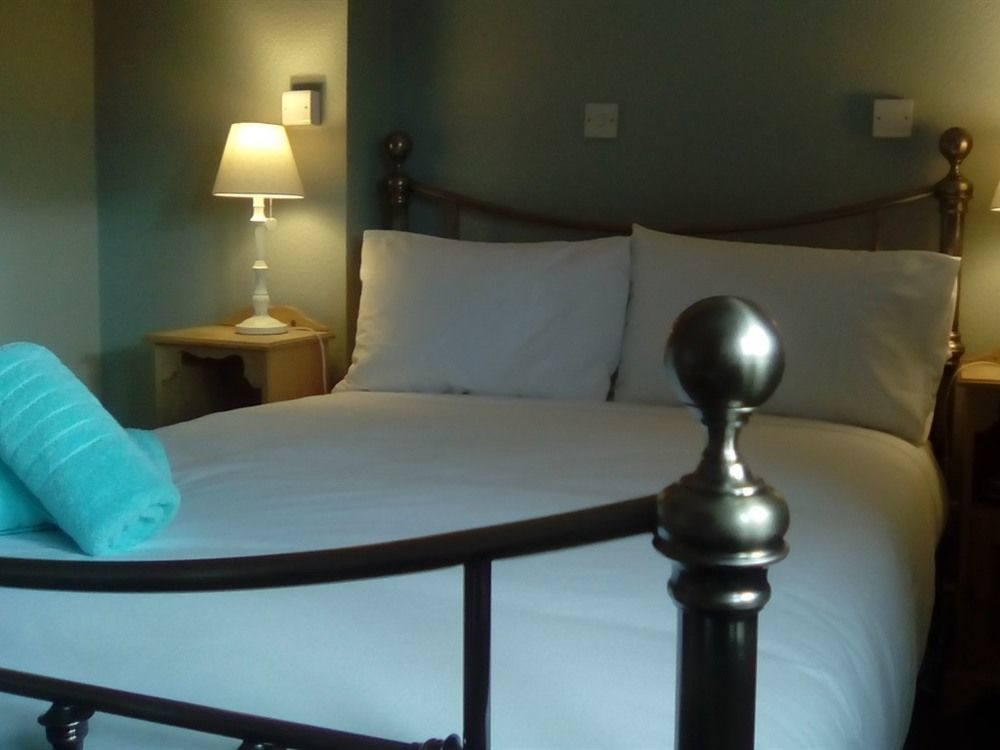 The Red Lion Inn Холмфирт Экстерьер фото